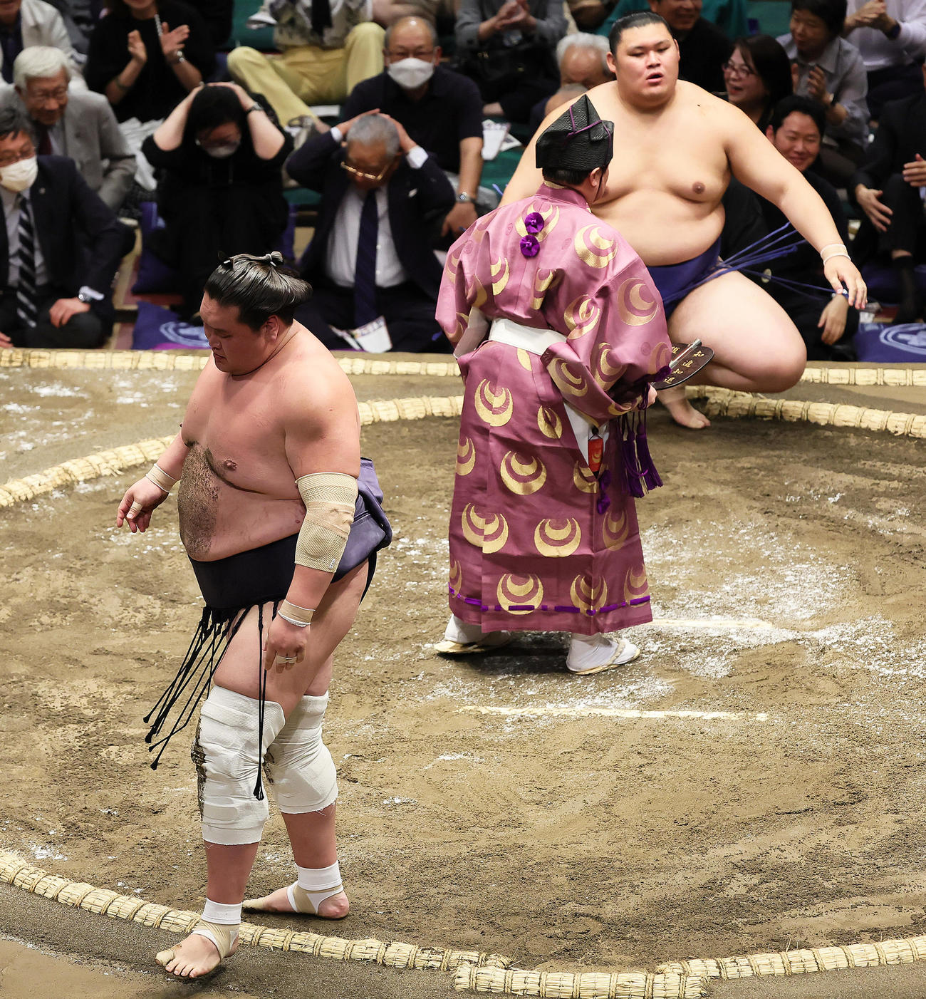 照ノ冨士（手前）は大の里にすくい投げで敗れ引き揚げる（撮影・足立雅史）