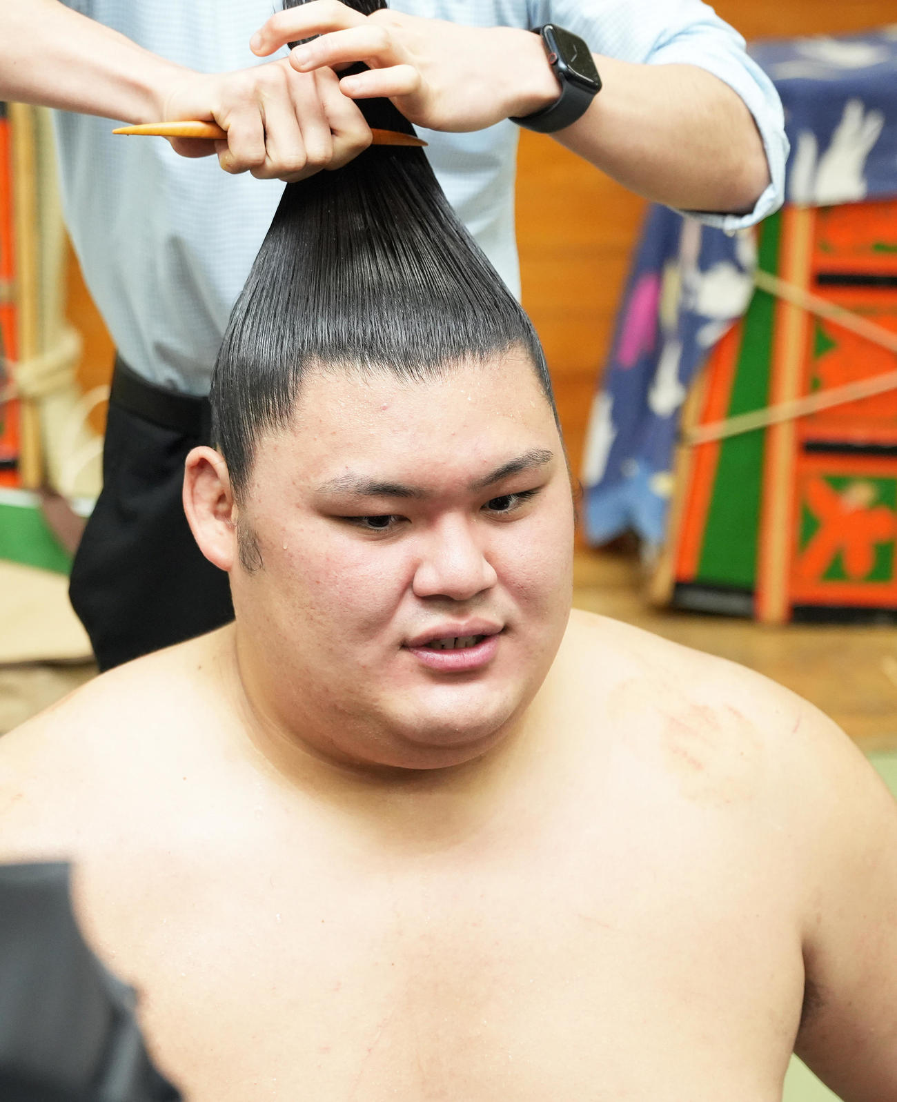 支度部屋で報道陣の質問に答える大の里（撮影・足立雅史）