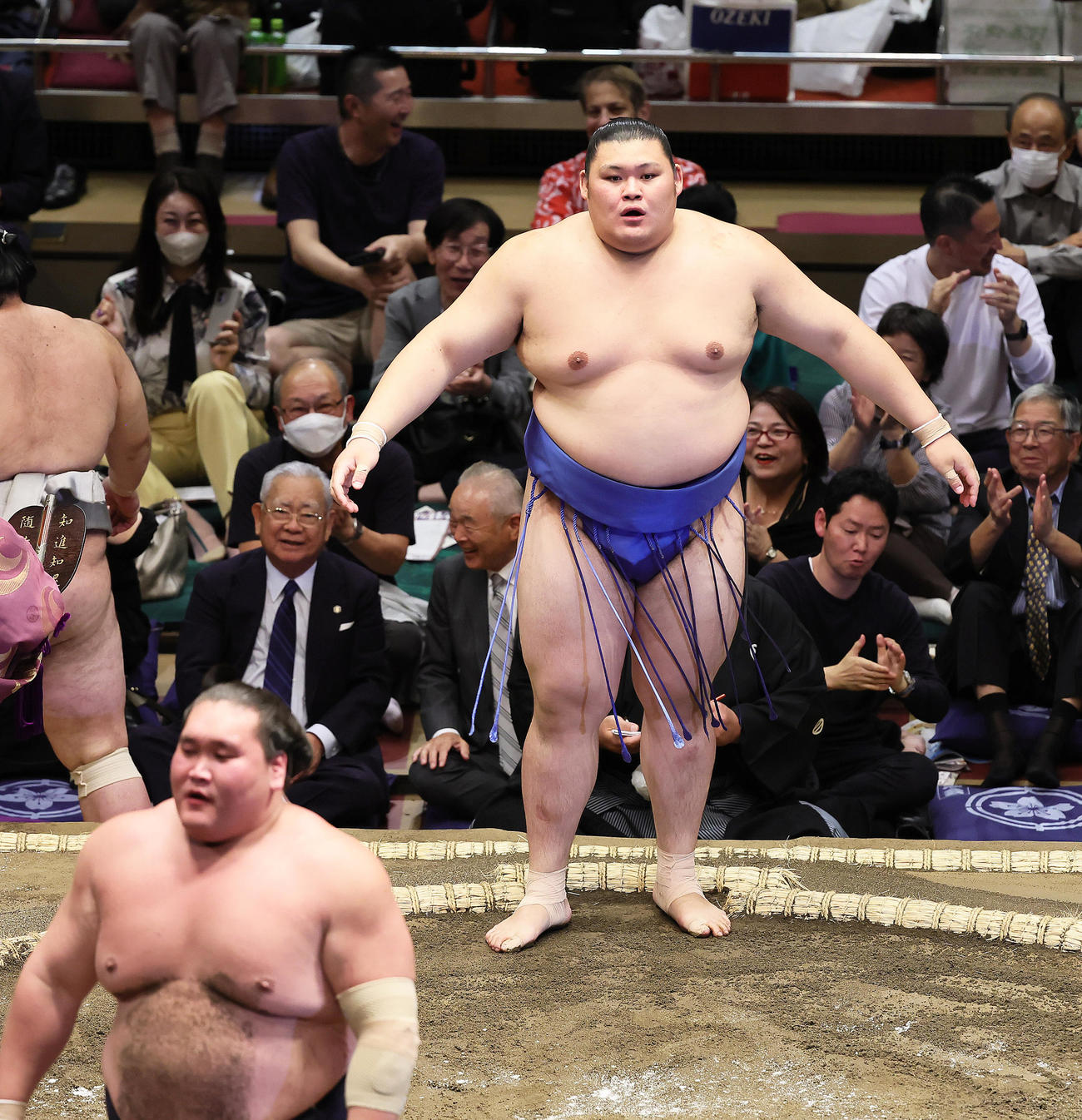 照ノ冨士（手前）をすくい投げで破った大の里（撮影・足立雅史）