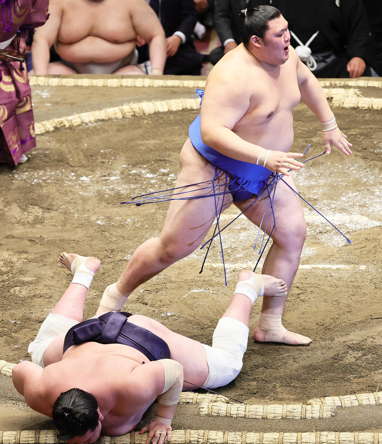 照ノ冨士（手前）をすくい投げで破る大の里（撮影・足立雅史）