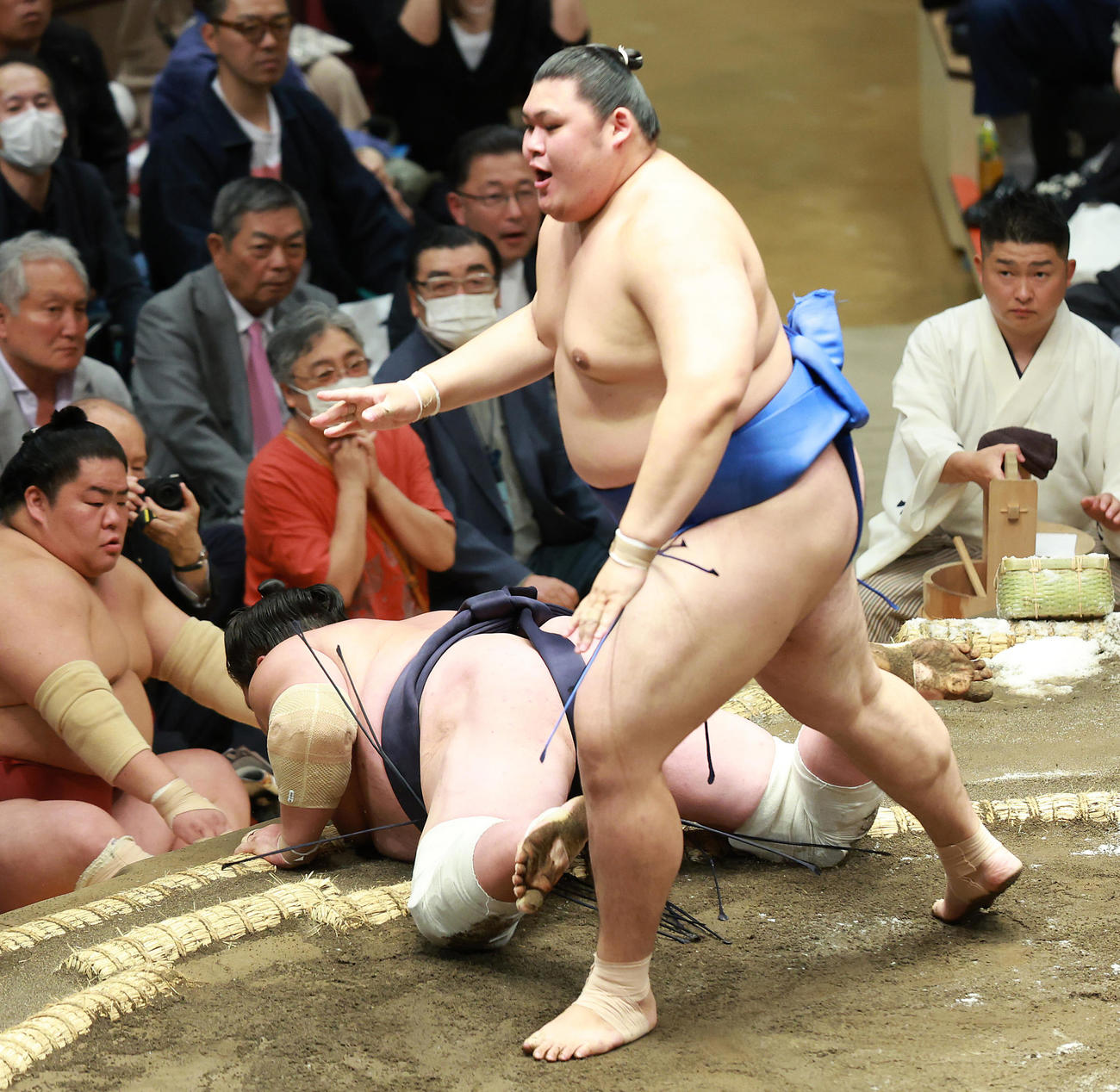 照ノ富士（左）をすくい投げで破る大の里（撮影・中島郁夫）