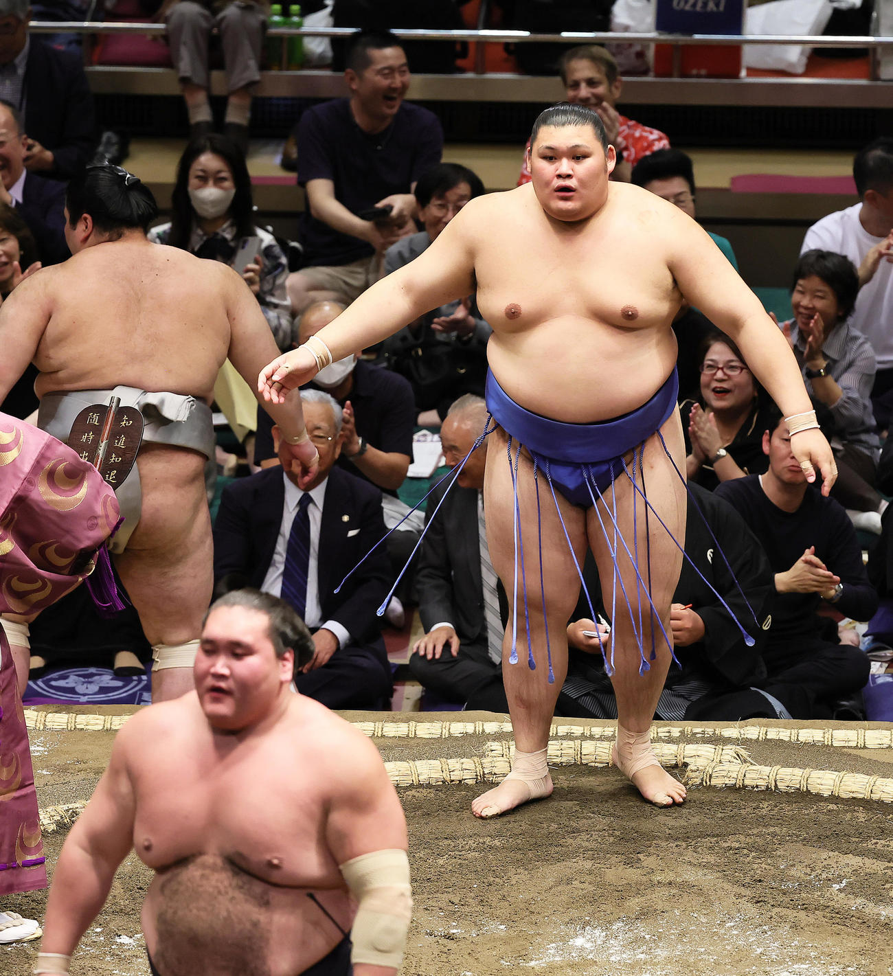 照ノ冨士（手前）をすくい投げで破った大の里（撮影・足立雅史）
