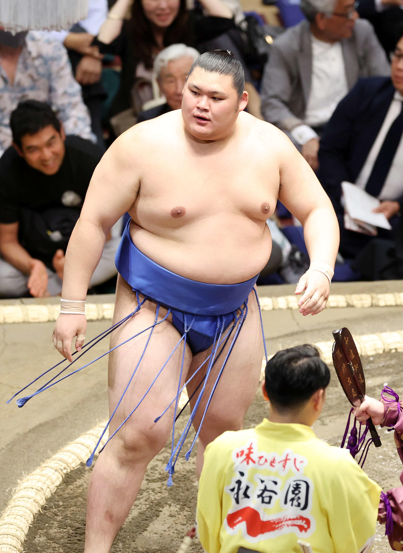 照ノ富士をすくい投げで破った大の里（撮影・鈴木正人）