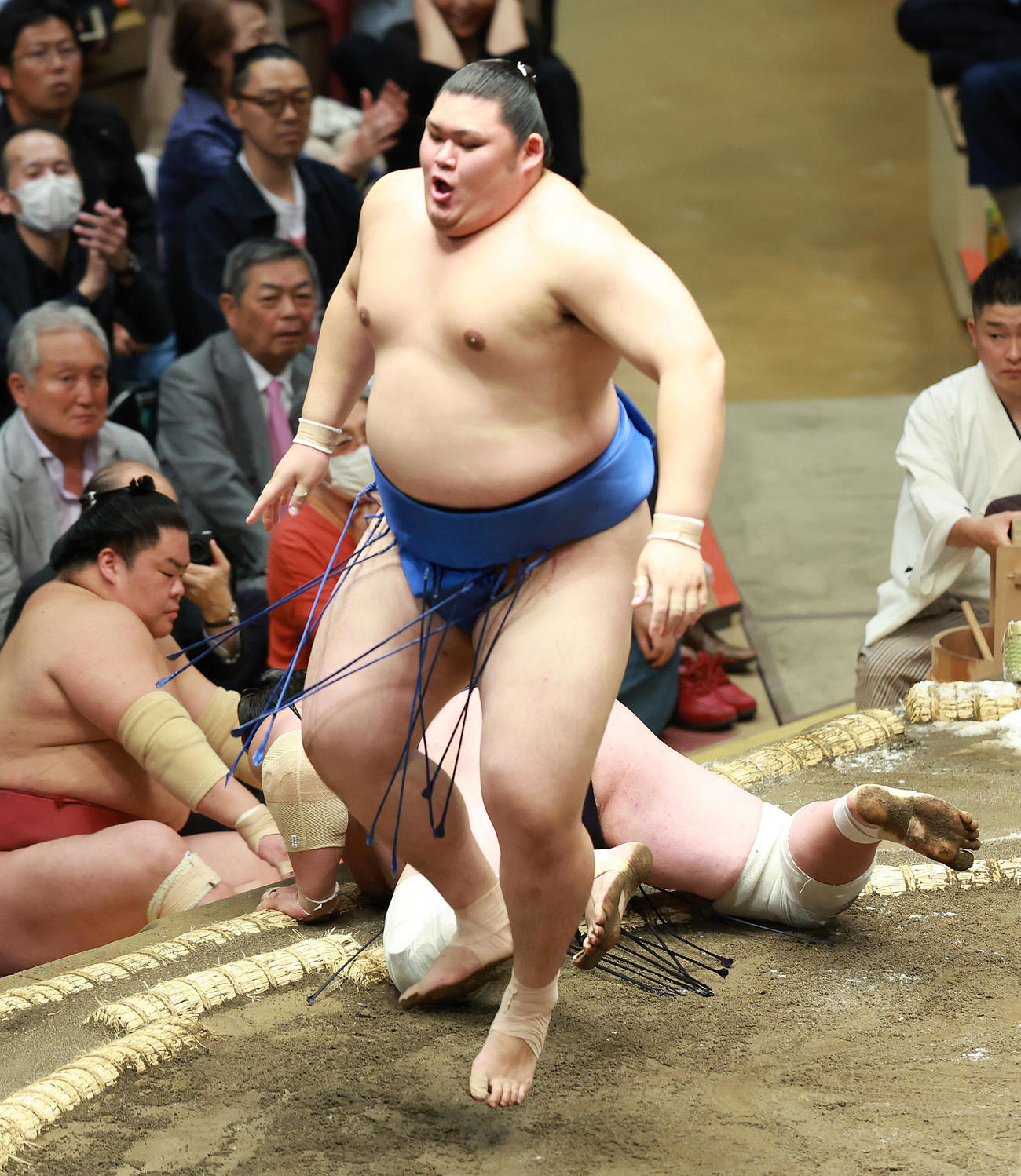 照ノ富士をすくい投げで破り小躍りする大の里（撮影・中島郁夫）