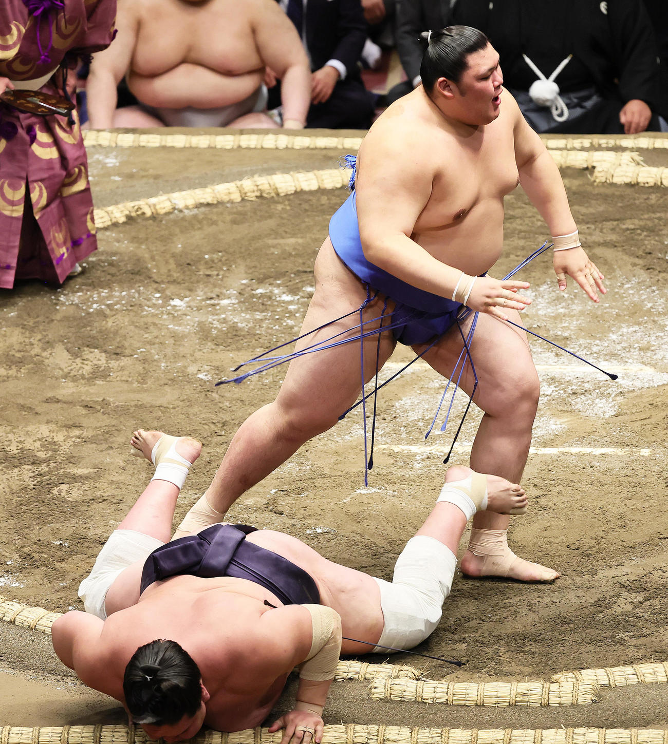 照ノ冨士（手前）をすくい投げで破る大の里（撮影・足立雅史）