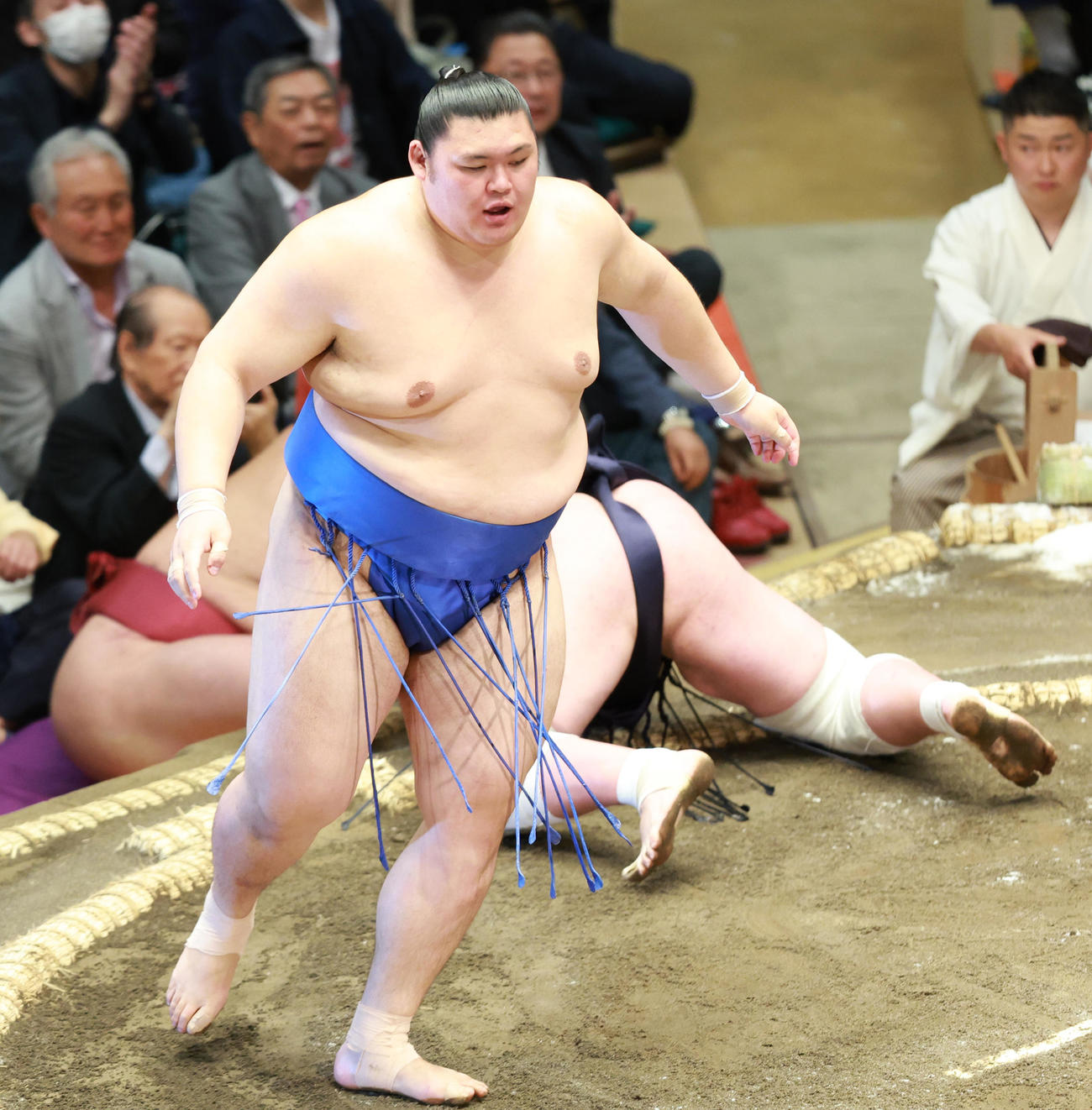 照ノ富士をすくい投げで破る大の里（撮影・中島郁夫）