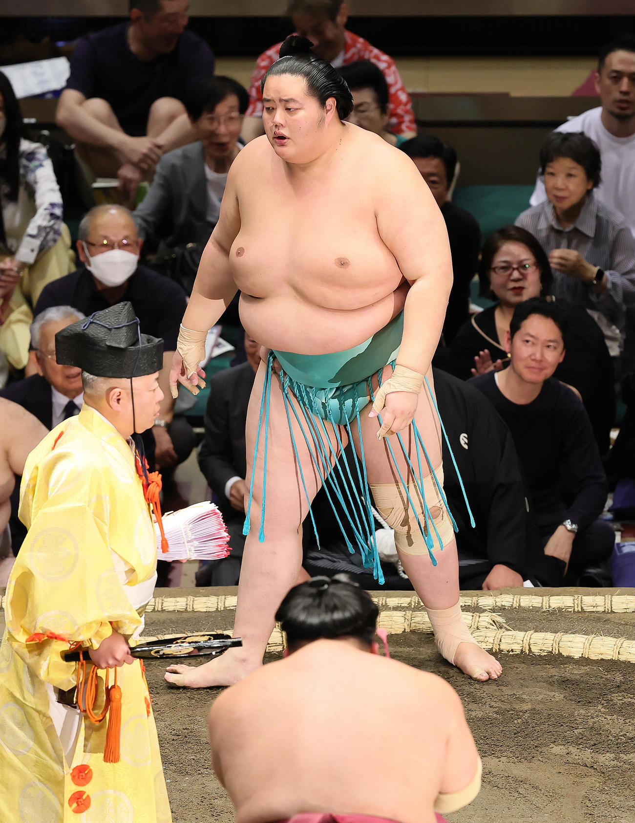 大栄翔（手前）に押し出しで敗れた琴桜（撮影・足立雅史）