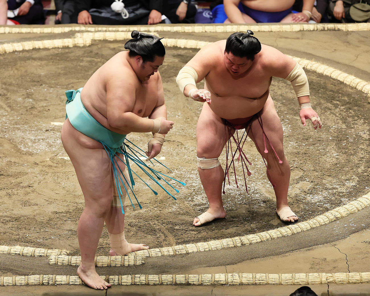 大栄翔（右）は押し出しで琴桜を破る（撮影・足立雅史）