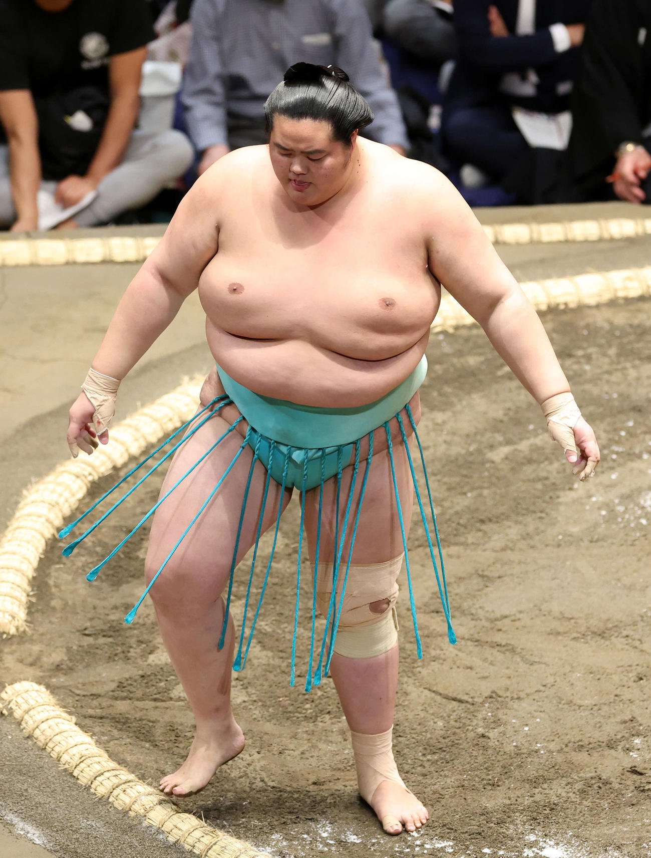 大栄翔に押し出しで敗れ土俵を引き揚げる琴桜（撮影・鈴木正人）