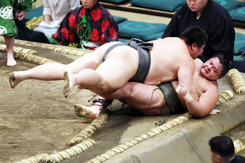 3横綱に囲まれる“学生横綱”白星デビュー 照ノ富士の付け人「びっくり
