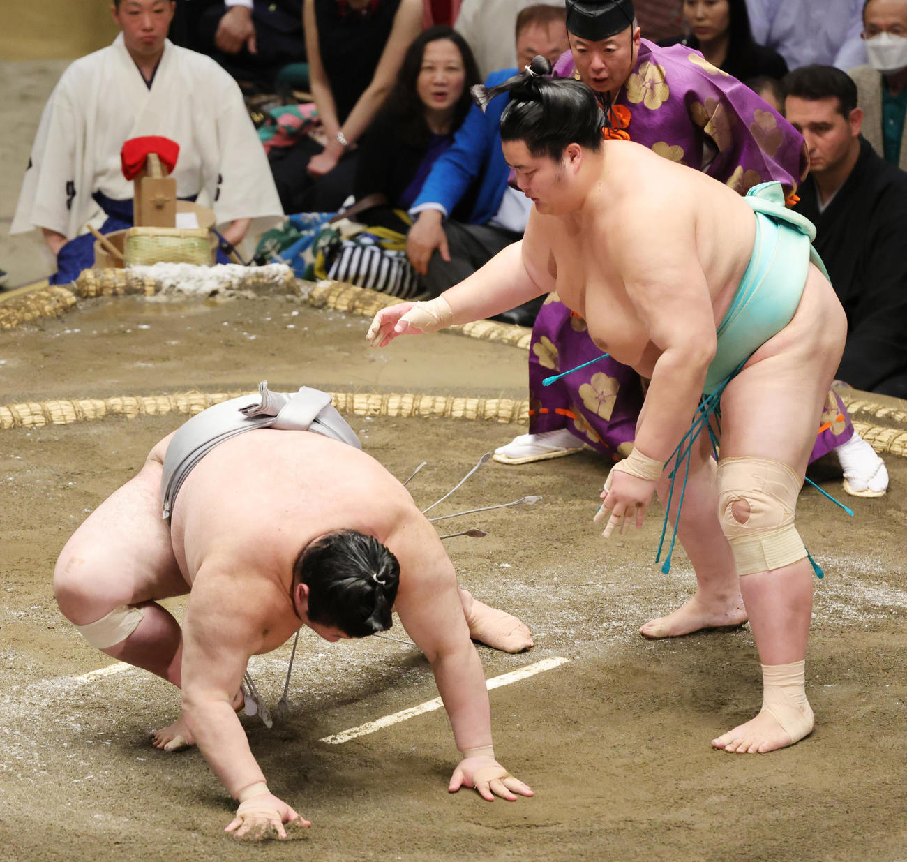 熱海富士（左）を肩すかしで破る琴桜（撮影・野上伸悟）