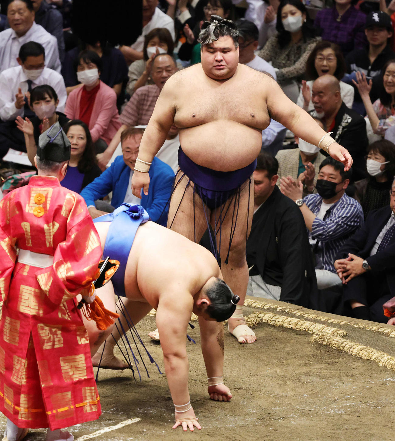 大の里（手前）を押し出しで破った高安（撮影・野上伸悟）