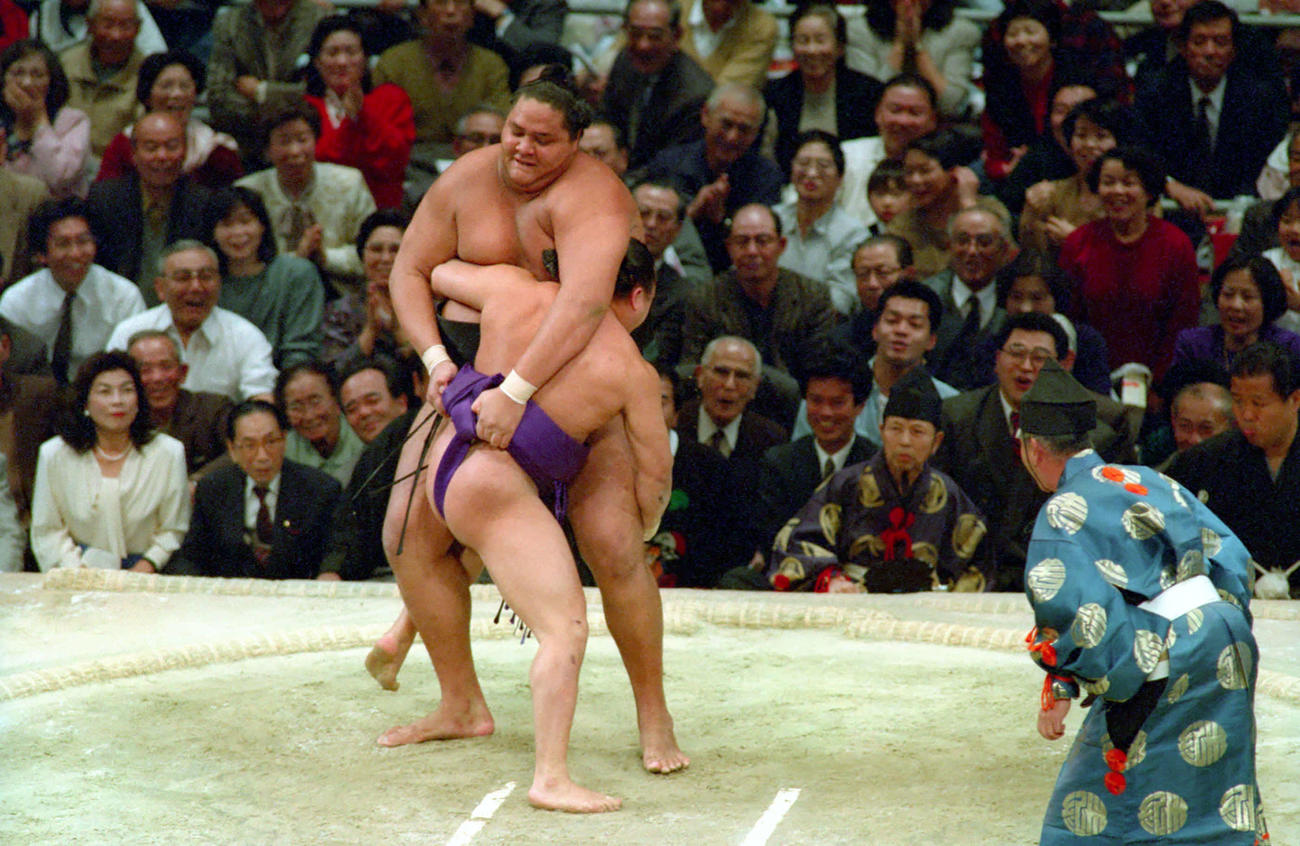 1991年大相撲九州場所11日目　内掛けで曙を破る舞の海