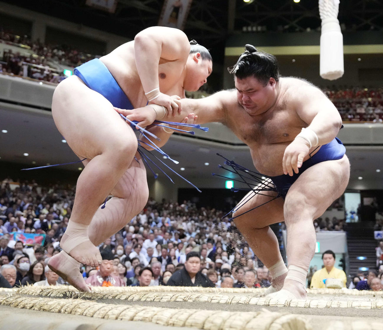 24年5月13日　高安（右）は大の里を押し出しで破る（撮影・小沢裕）