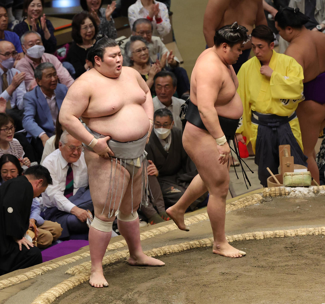 霧島（右）を押し倒しで破った熱海富士（撮影・野上伸悟）