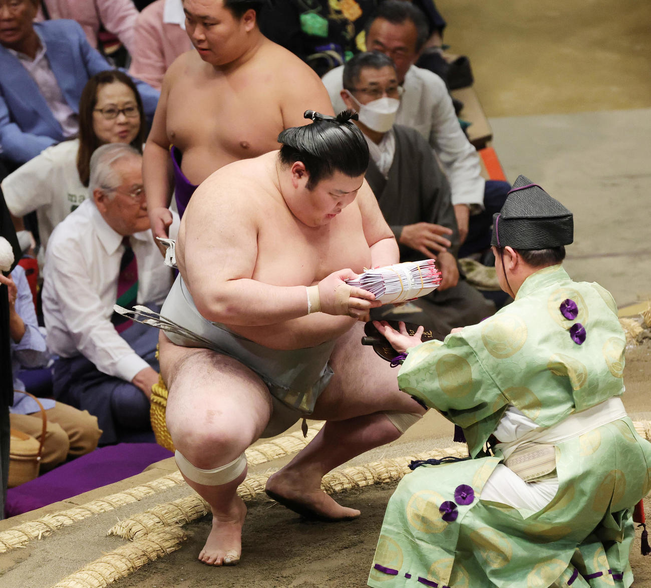 霧島を破り懸賞金を手にする熱海富士（撮影・野上伸悟）