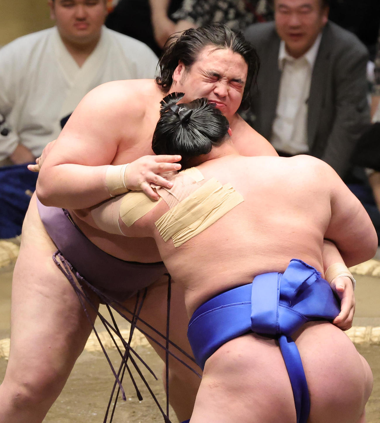 欧勝海（手前）とぶつかりあう阿武剋（撮影・野上伸悟）