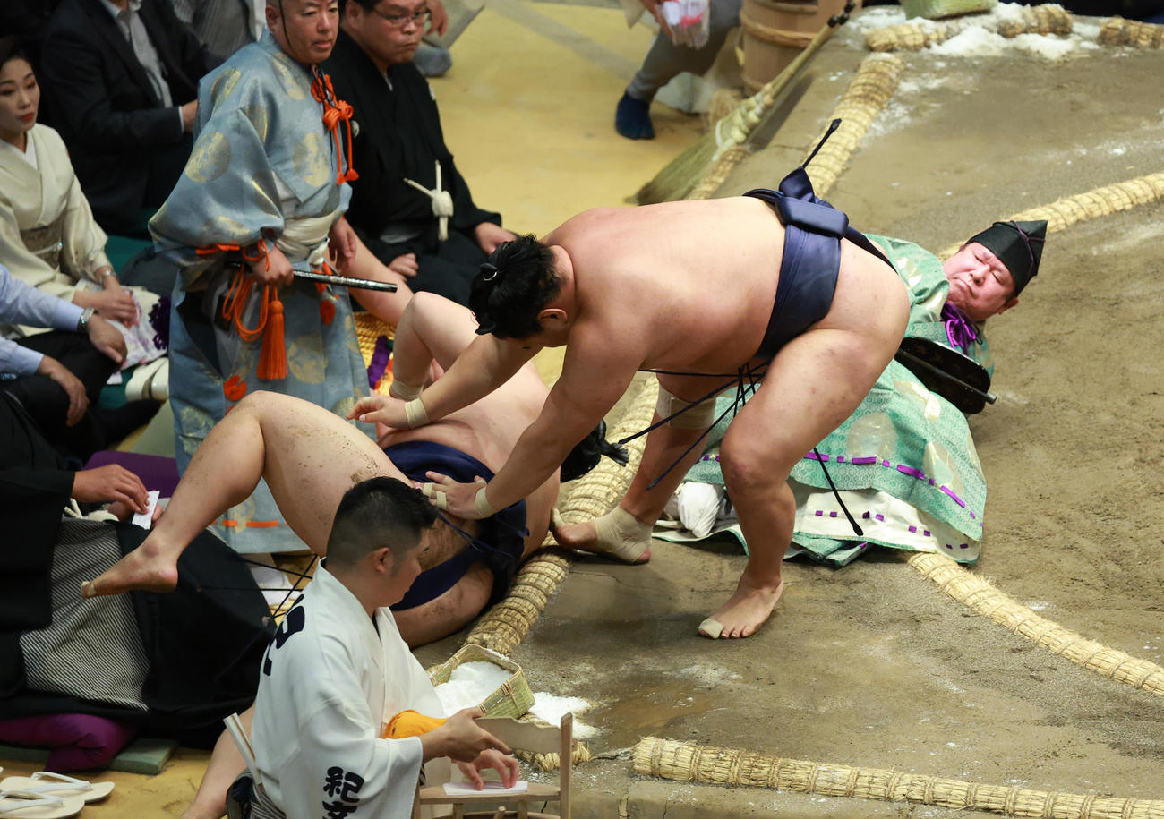 平戸海（左）を寄り倒しで破る豊昇龍の右足が、立行司の木村庄之助の着物の裾を踏みつけ木村庄之助は転倒（撮影・中島郁夫）