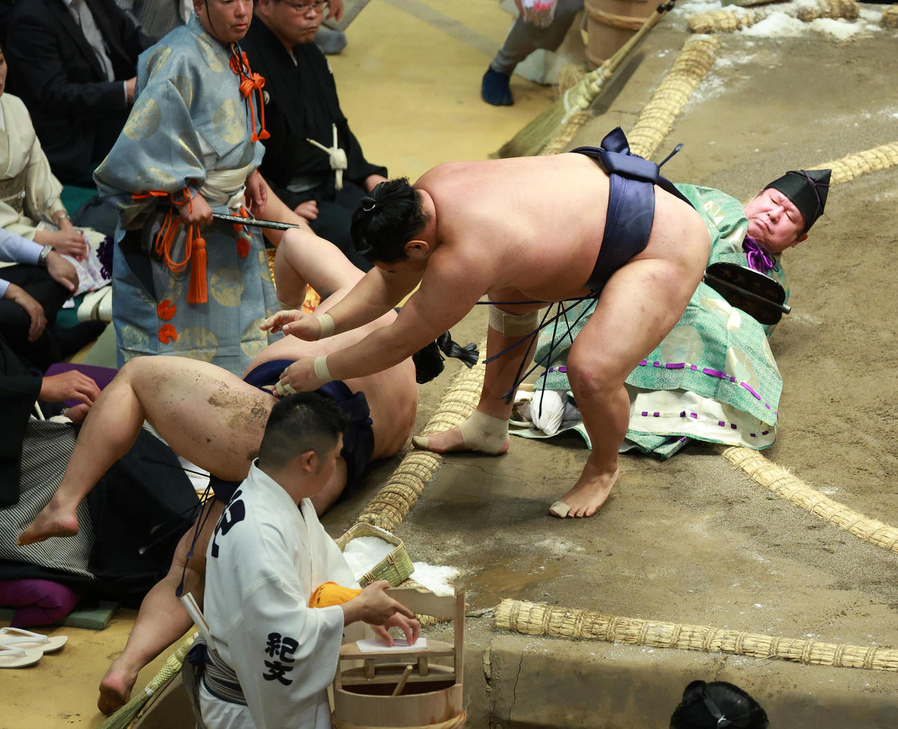 平戸海（左）を寄り倒しで破る豊昇龍の右足が、立行司の木村庄之助の着物の裾を踏みつけ木村庄之助は転倒（撮影・中島郁夫）