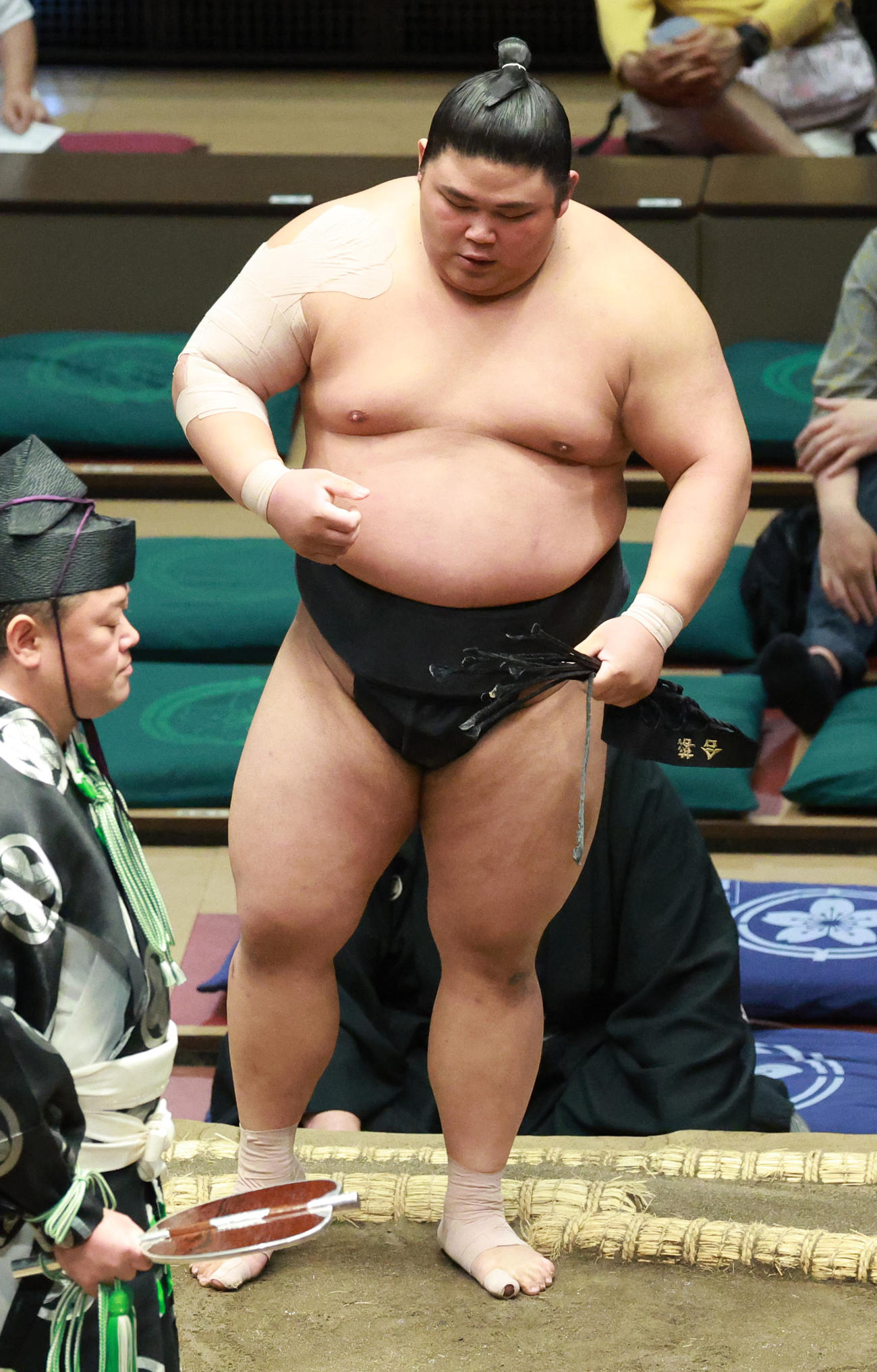 取組後に右手を気にする伯桜鵬（撮影・中島郁夫）