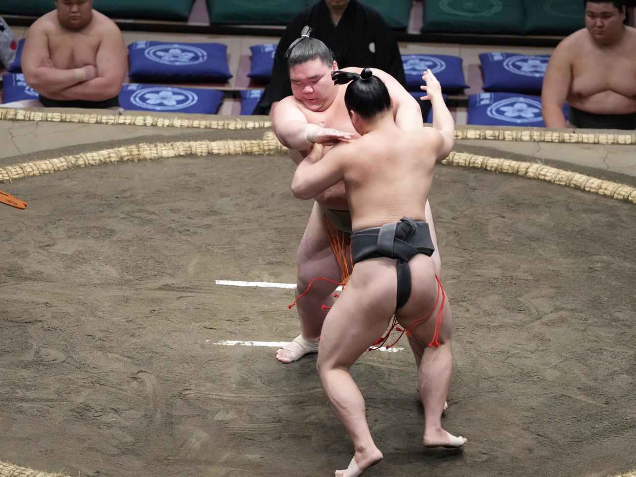 立会いで浪速武蔵（手前）を攻める翔大夢（撮影・小沢裕）