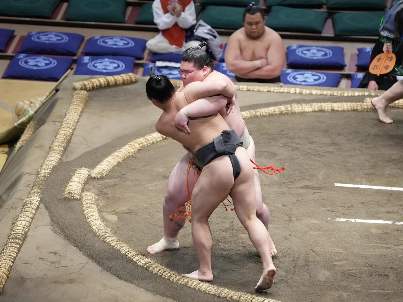 翔大夢（右）は寄り切りで浪速武蔵を破り改名後初勝利を飾る（撮影・小沢裕）