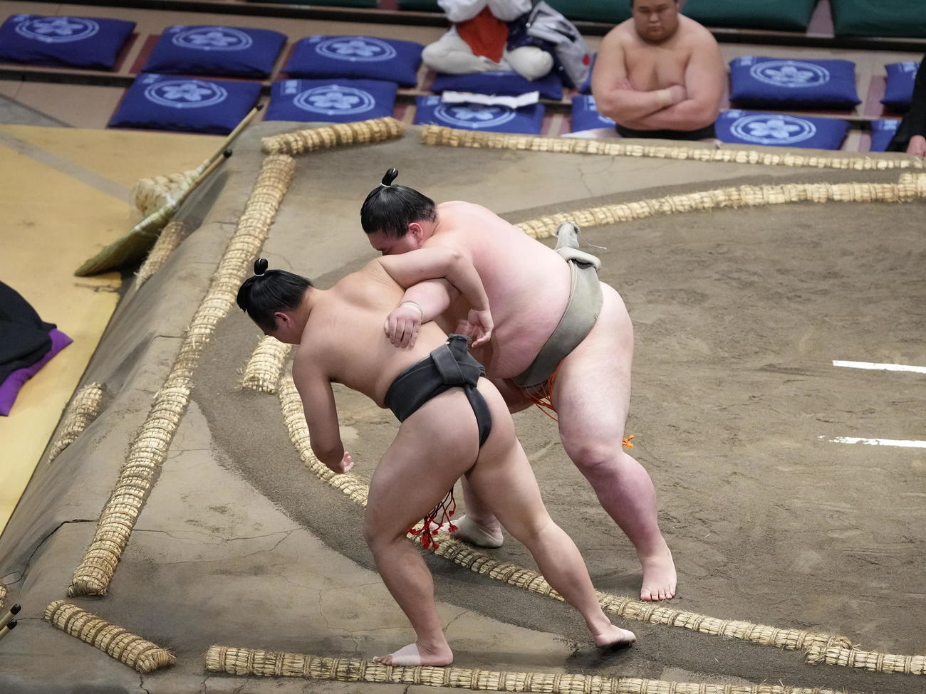 大相撲夏場所5日目、浪速武蔵（左）を寄り切りで破る翔大夢（撮影・小沢裕）