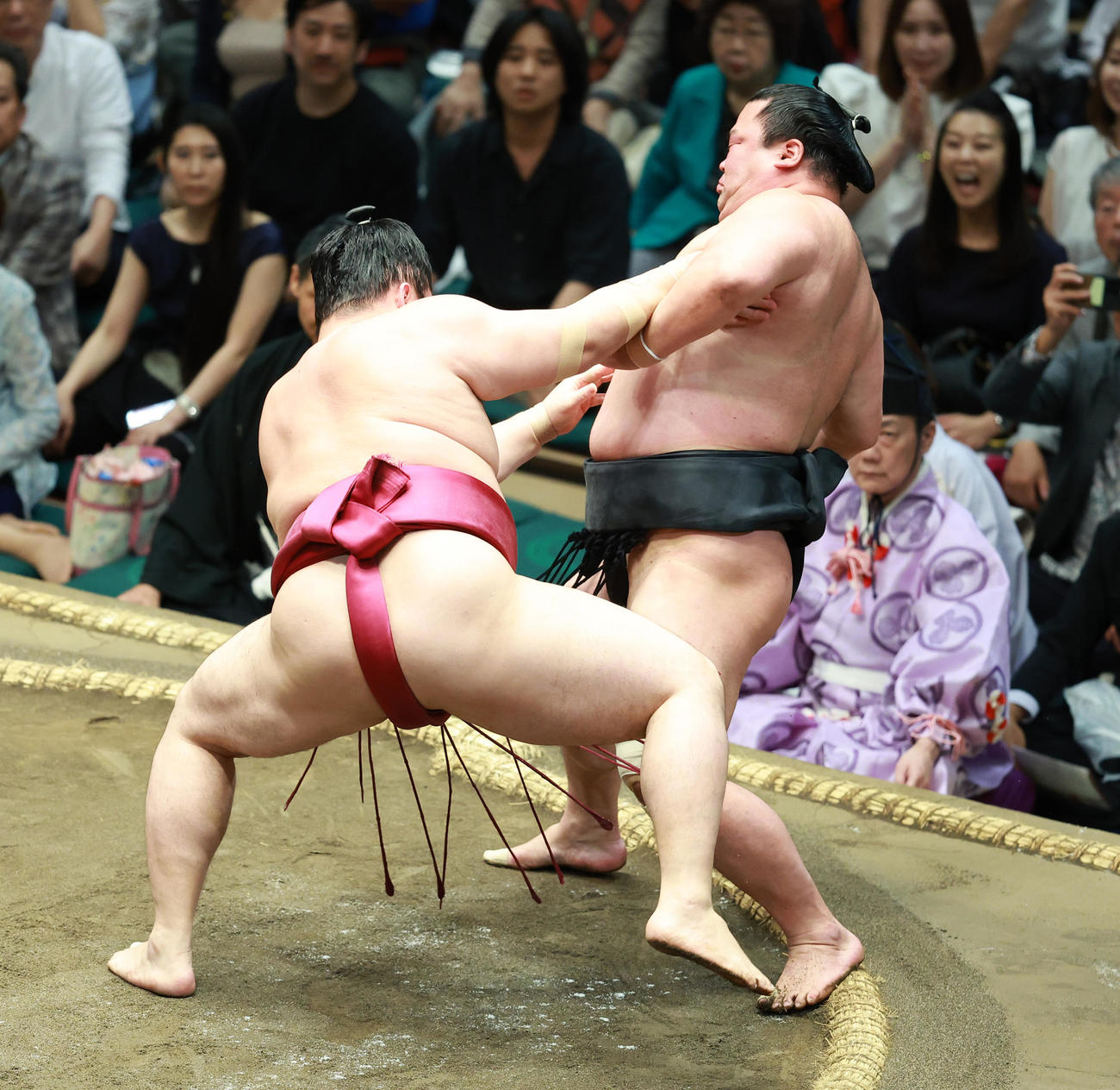 妙義龍（右）を押し出しで破る遠藤（撮影・中島郁夫）