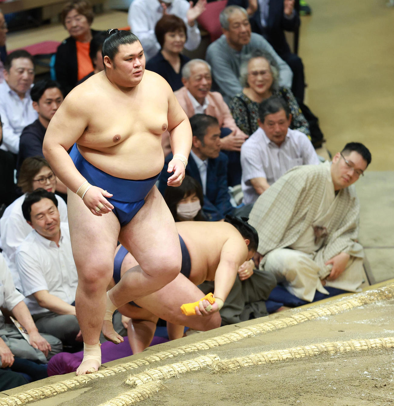 勝ち名乗りを受けるために土俵に上がる大の里（撮影・中島郁夫）