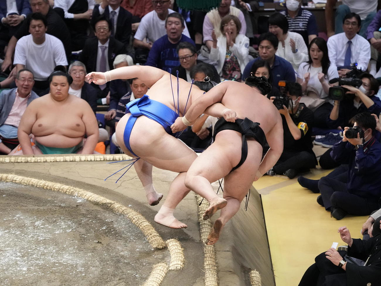 大相撲夏場所5日目、大の里（左）は霧島を寄り倒しで破る（撮影・小沢裕）
