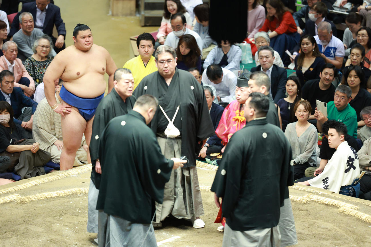 協議する審判団を見つめる大の里（左）（撮影・中島郁夫）