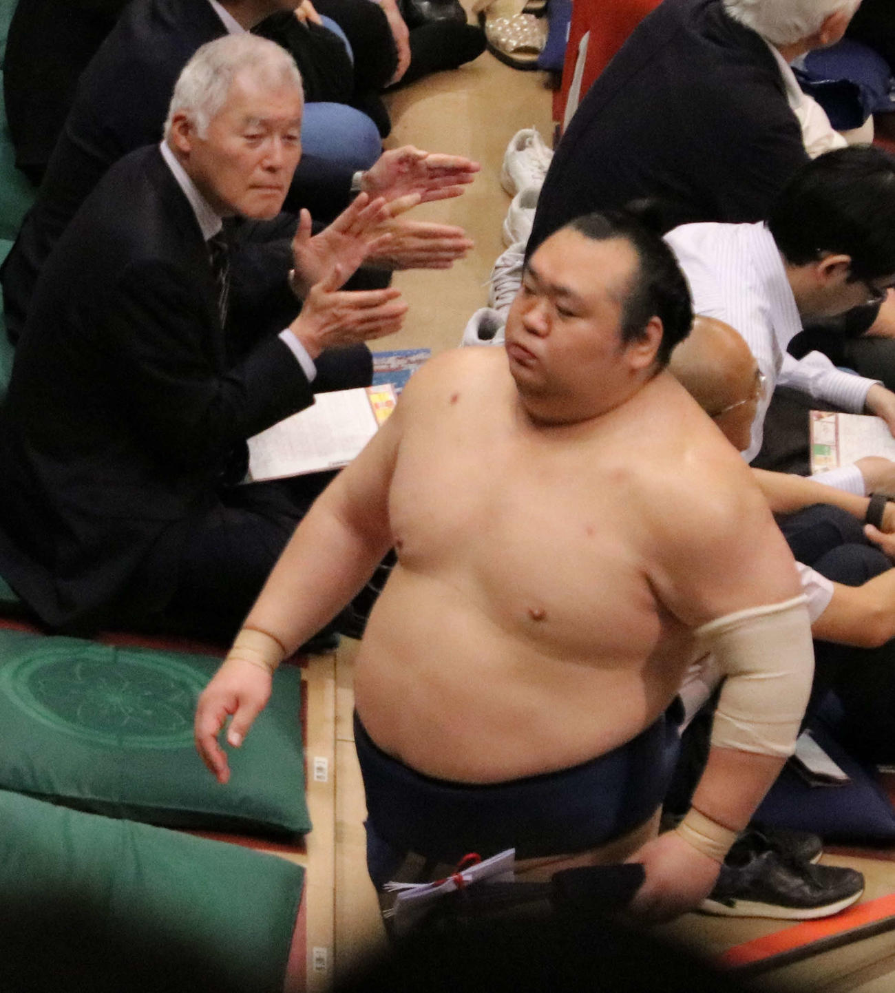 花道を引き揚げる宝富士（撮影・水谷京裕）