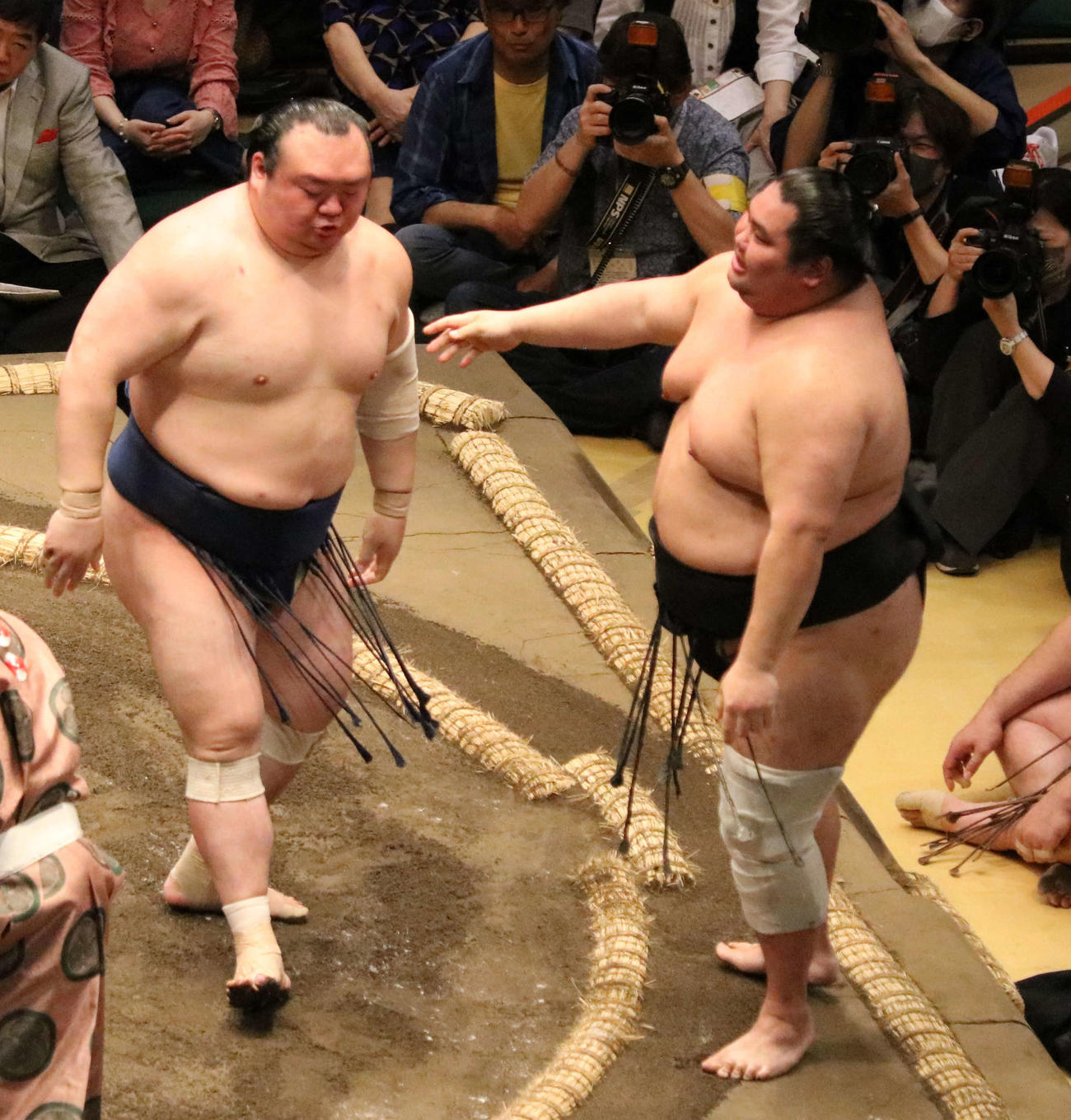宝富士（左）は寄り切りで大奄美を破る（撮影・水谷京裕）