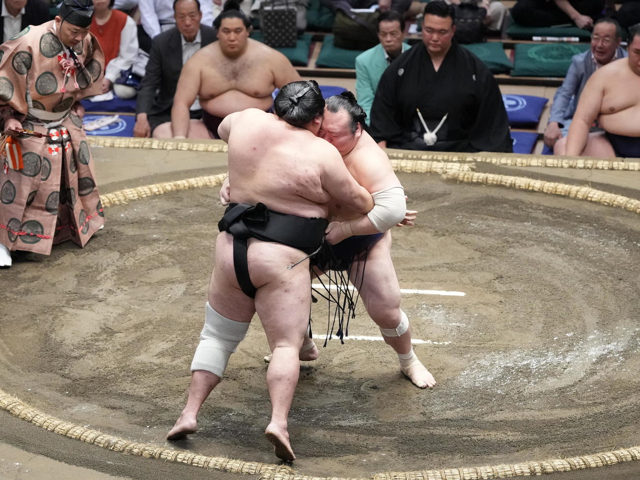 大相撲夏場所5日目、宝富士（右）は大奄美を寄り切りで破る（撮影・小沢裕）