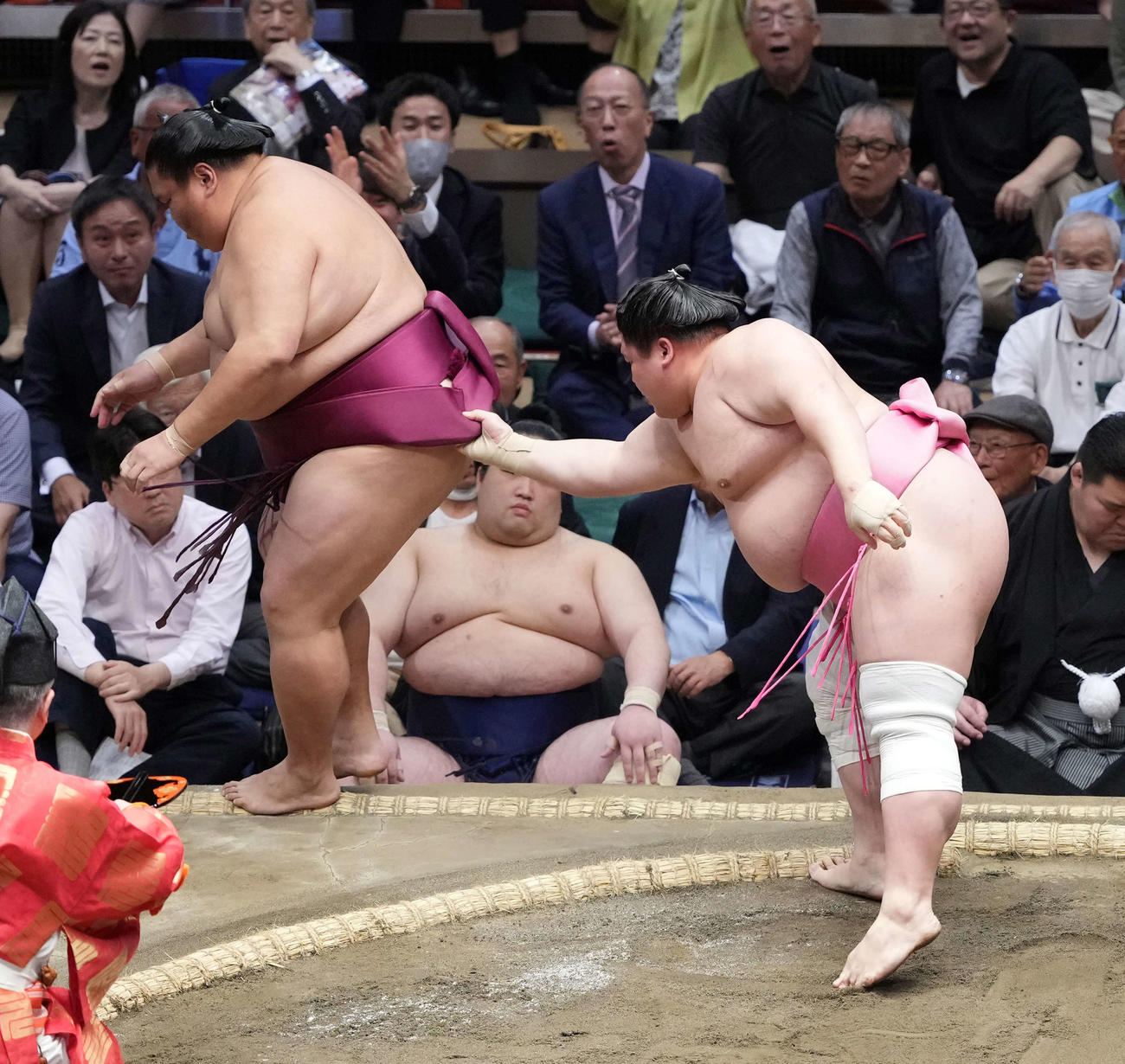 宇良（右）は御嶽海を上手出し投げで破る（撮影・小沢裕）