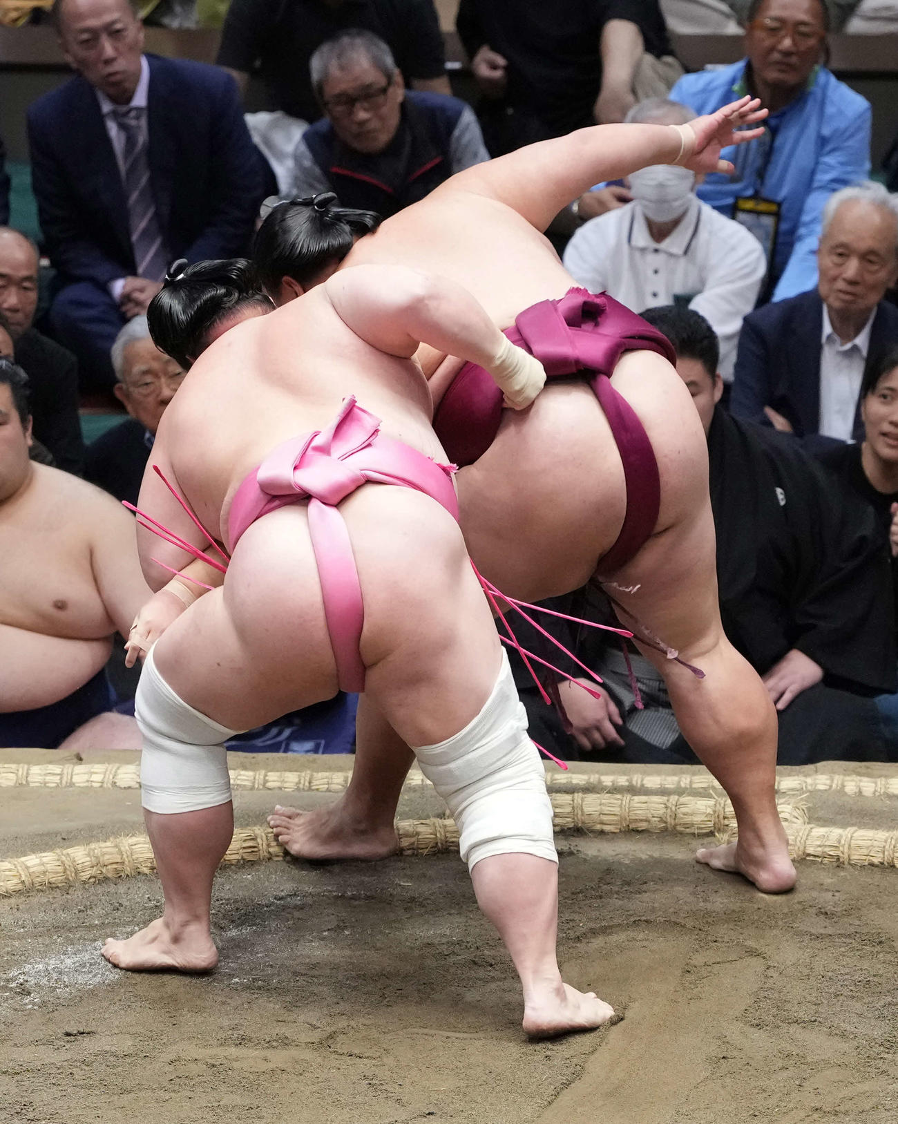 宇良（左）は御嶽海を上手出し投げで破る（撮影・小沢裕）