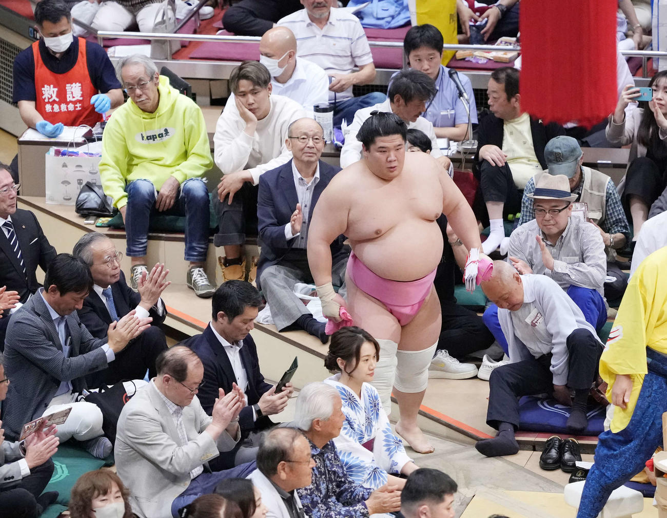 6日目を終え単独トップに立った宇良は声援を受けながら花道を引き揚げる（撮影・小沢裕）