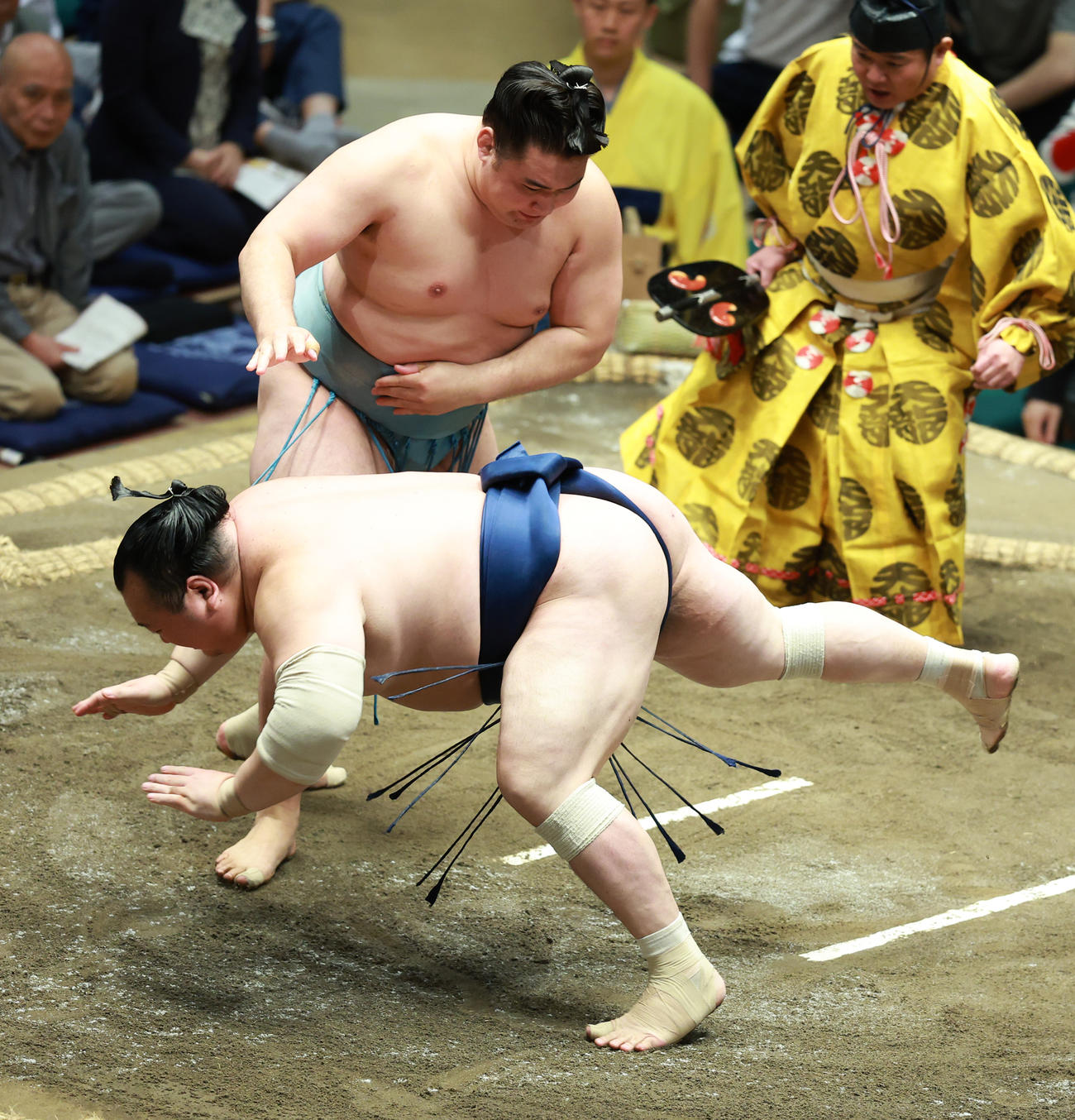 宝富士（手前）をはたき込みで破る欧勝馬（撮影・中島郁夫）