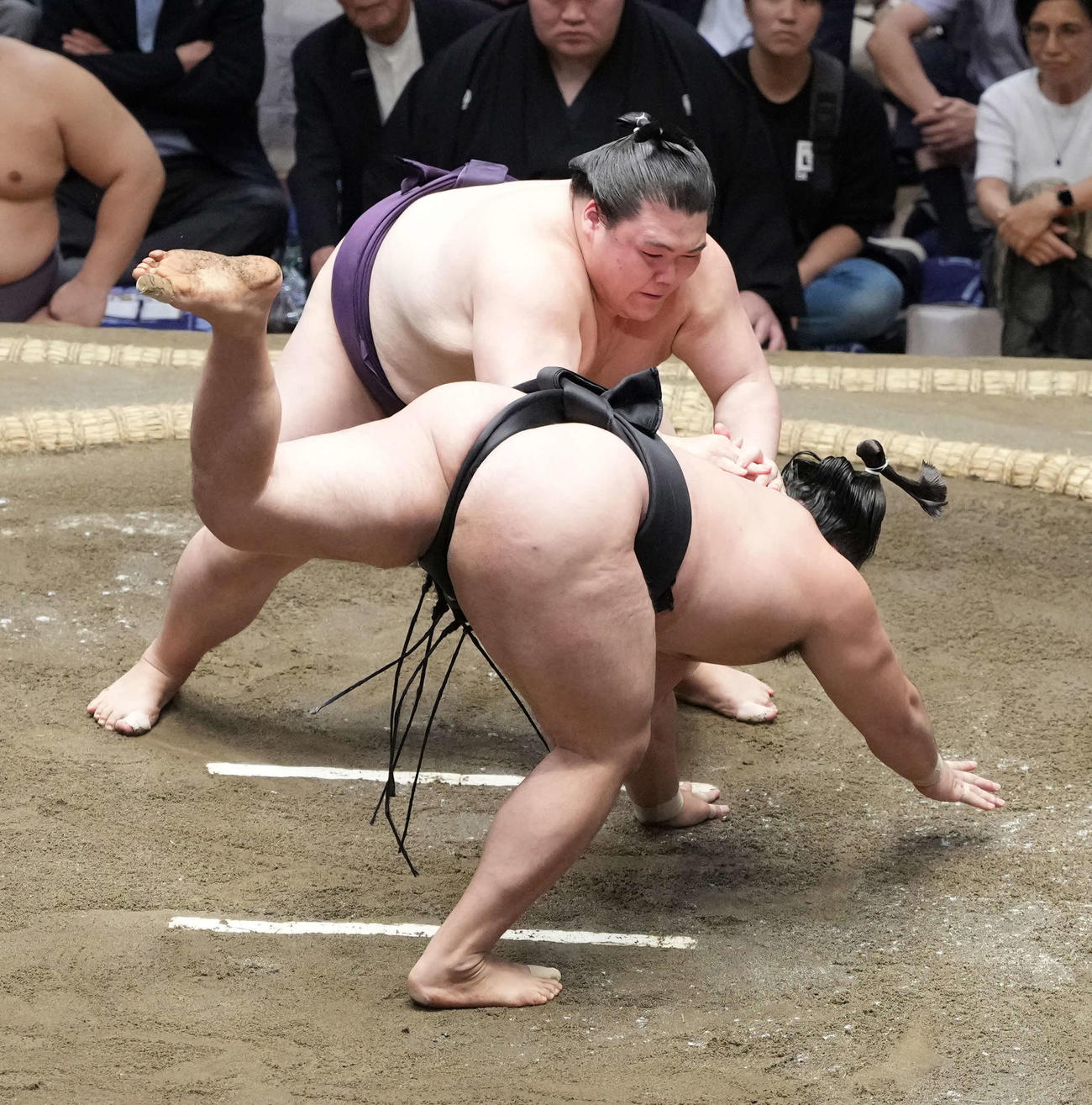 霧島（手前）は王鵬に引き落としで敗れる（撮影・小沢裕）