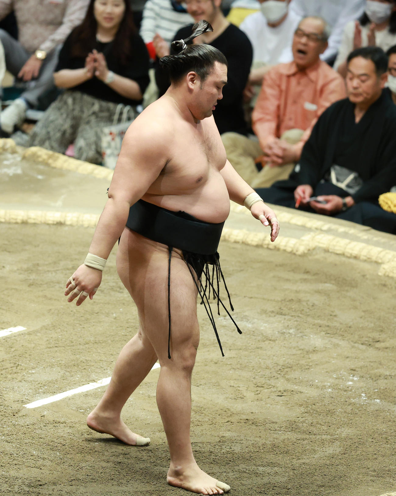 王鵬に引き落としで敗れ肩を落とす霧島（撮影・中島郁夫）