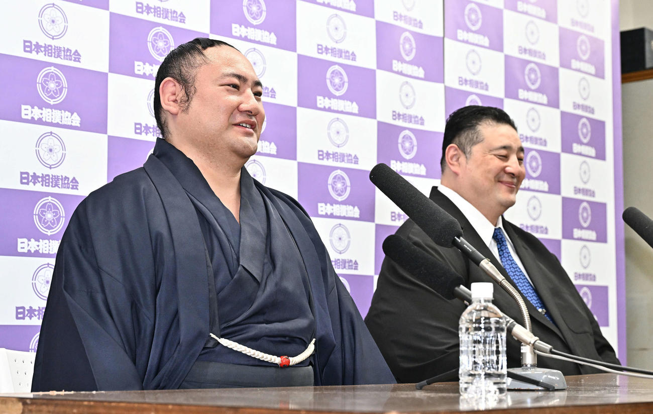 引退会見で記者の質問に応じる琴恵光。右は佐渡ケ嶽親方（撮影・滝沢徹郎）