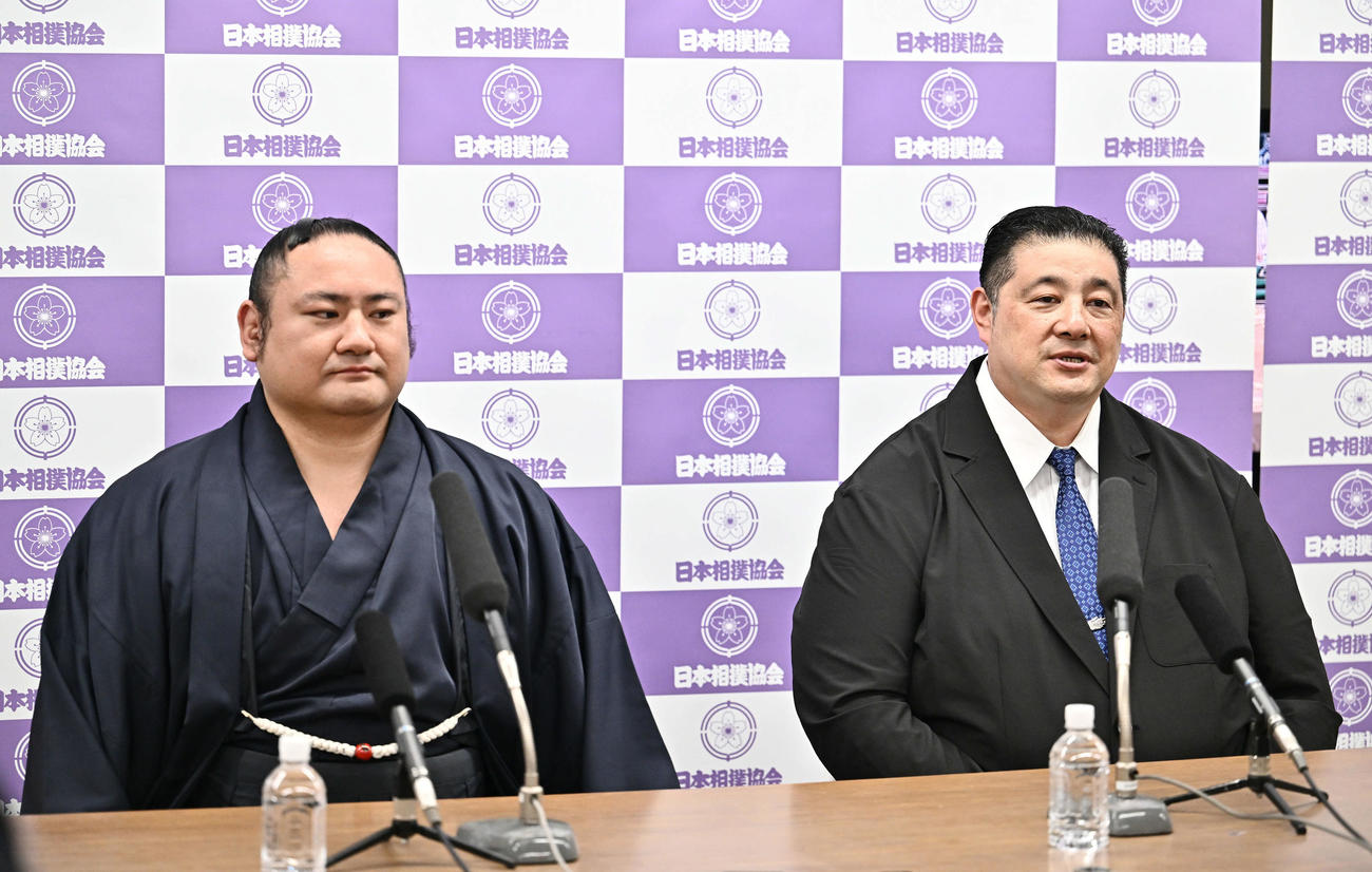 琴恵光（左）の引退会見で話す佐渡ケ嶽親方（撮影・滝沢徹郎）