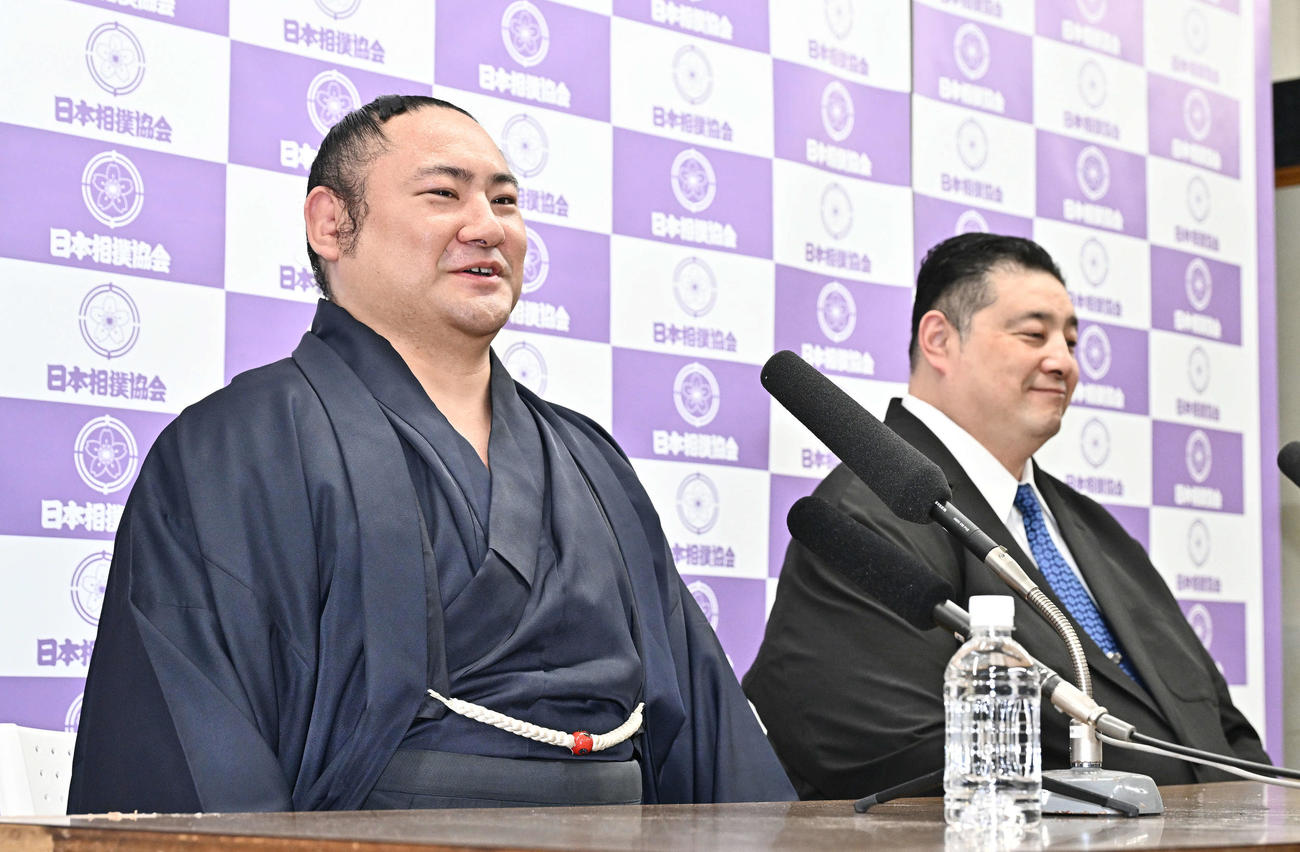 引退会見で記者の質問に応じる琴恵光。右は佐渡ケ嶽親方（撮影・滝沢徹郎）