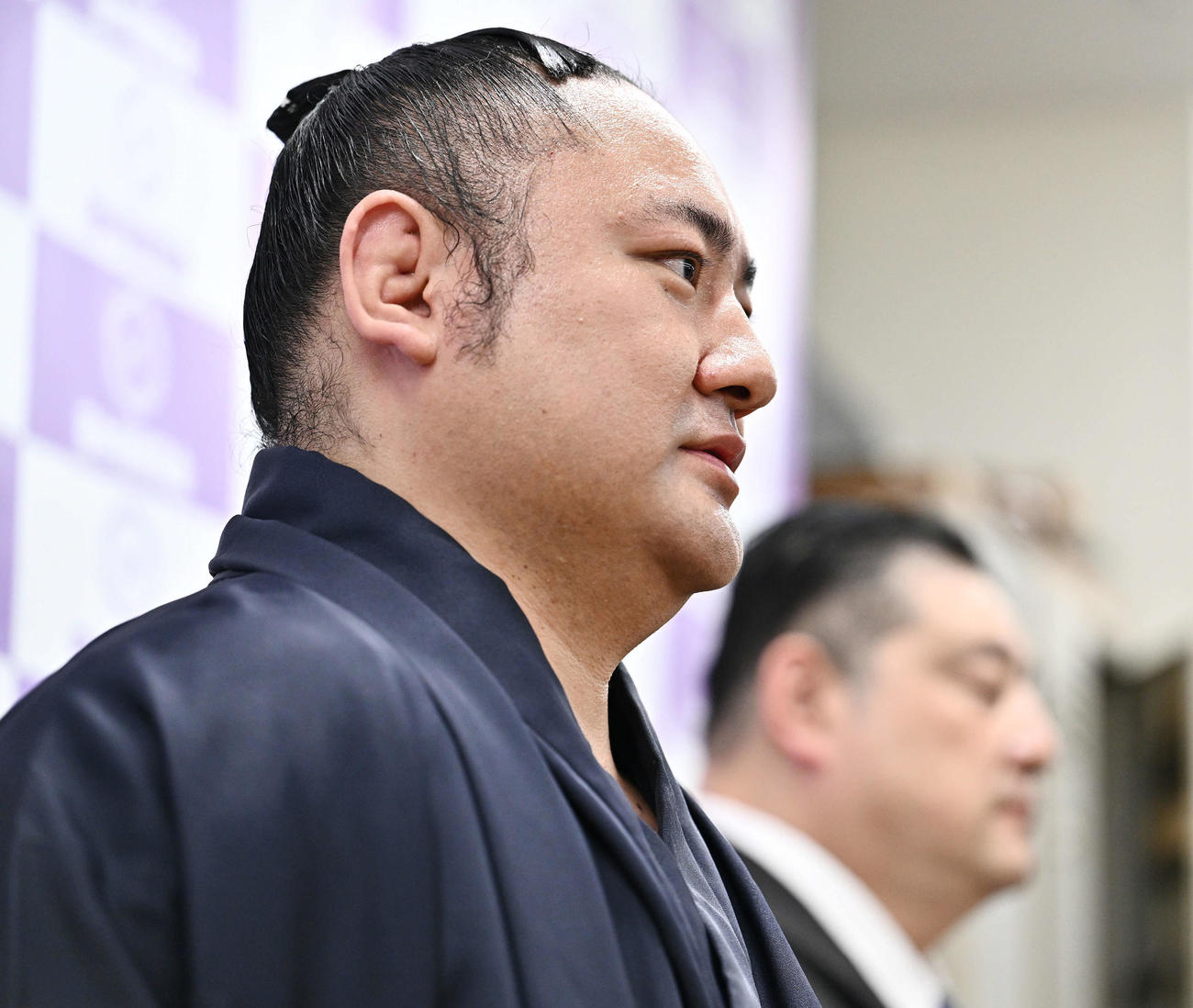 引退会見で話す琴恵光。後方は佐渡ケ嶽親方（撮影・滝沢徹郎）