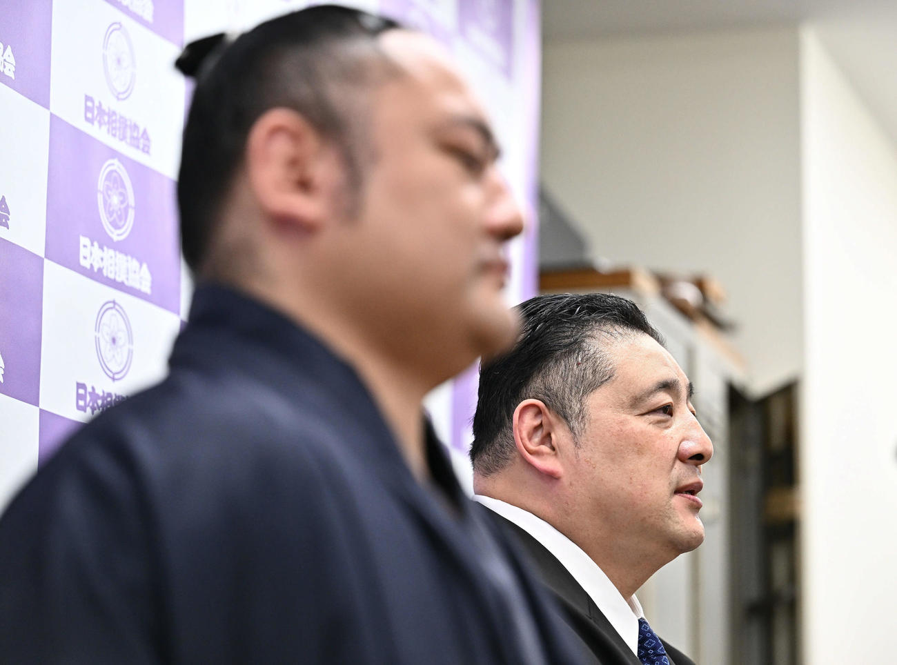 琴恵光（手前）の引退会見で話す佐渡ケ嶽親方（撮影・滝沢徹郎）