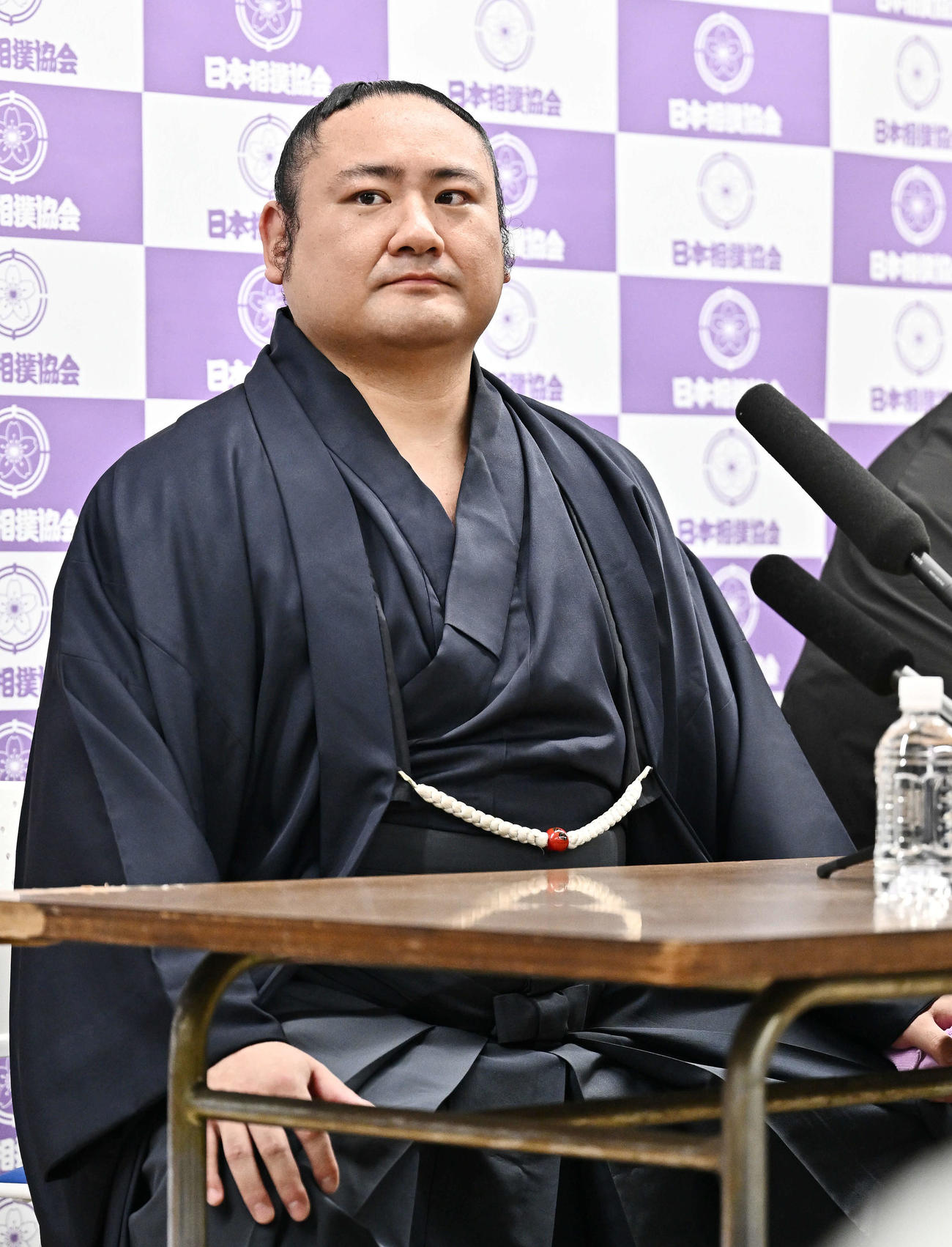引退会見で記者の質問を聞く琴恵光（撮影・滝沢徹郎）