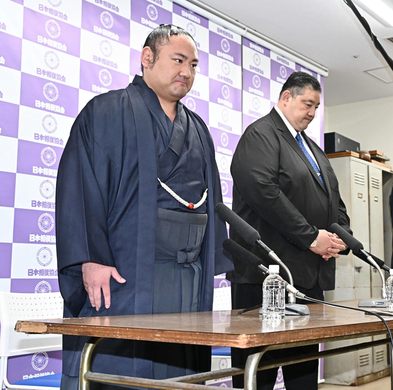 引退会見に臨む琴恵光（左）と佐渡ケ嶽親方（撮影・滝沢徹郎）