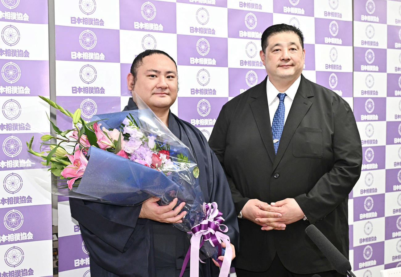 引退会見を終え記念撮影する琴恵光（左）と佐渡ケ嶽親方（撮影・滝沢徹郎）