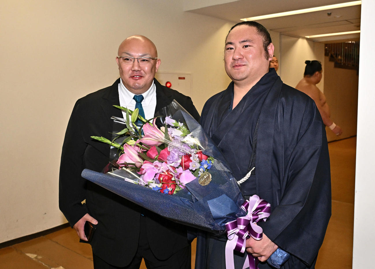 引退会見を終えた琴恵光（右）は荒磯親方と記念撮影する（撮影・滝沢徹郎）
