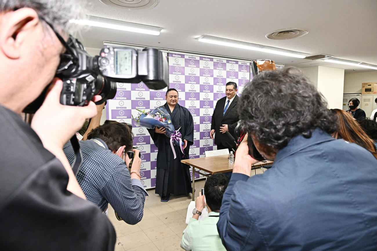 引退会見を終え会場を後にする琴恵光（左）と佐渡ケ嶽親方（撮影・滝沢徹郎）